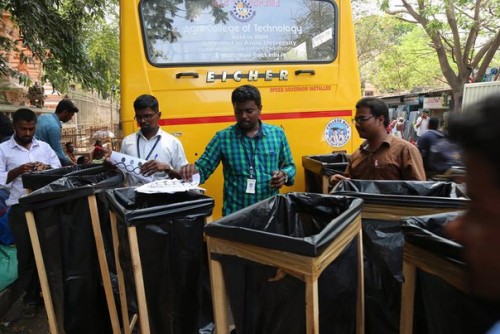 CLEANATHON AT TEMPLE Our Agni team has gone to KAPALISHWARAR TEMPLE,MYLAPORE to fix 150 smart bins a