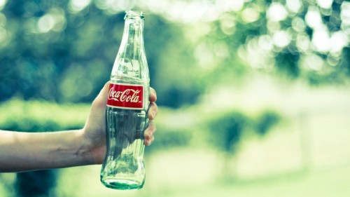 Coca cola bottle hand glass 54787 1366x768